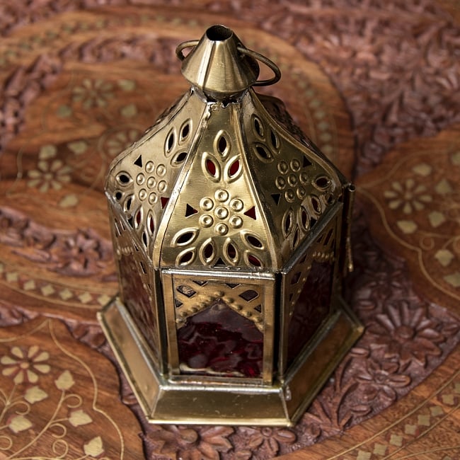 モロッコスタイルの透かし彫りLEDキャンドルランタン〔ロウソク風LEDキャンドル付き〕 - 〔レッド〕約15.5×9.5cm 4 - 模様の付いた色とりどりのガラスが嵌め込まれていて、とても雰囲気があります。