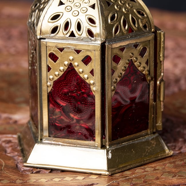 モロッコスタイルの透かし彫りLEDキャンドルランタン〔ロウソク風LEDキャンドル付き〕 - 〔レッド〕約15.5×9.5cm 6 - きれいなガラスがキャンドルの光を通します。