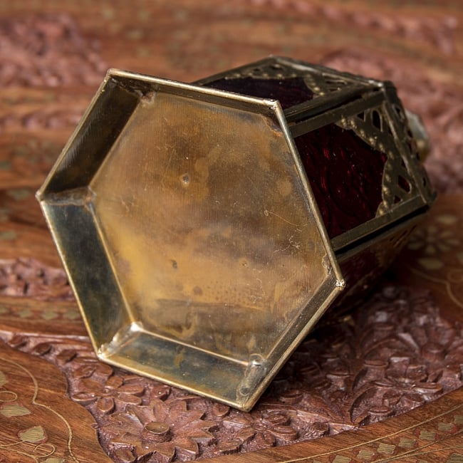 モロッコスタイルの透かし彫りLEDキャンドルランタン〔ロウソク風LEDキャンドル付き〕 - 〔レッド〕約15.5×9.5cm 7 - 裏面の様子です。