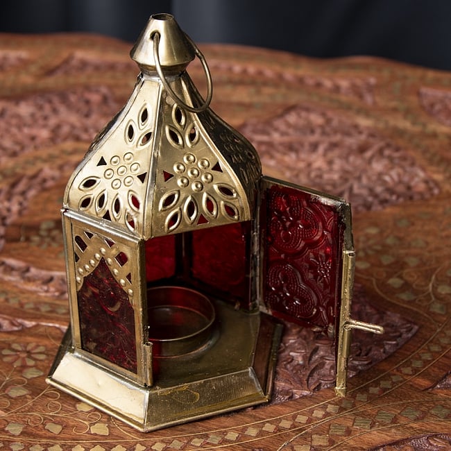 モロッコスタイルの透かし彫りLEDキャンドルランタン〔ロウソク風LEDキャンドル付き〕 - 〔レッド〕約15.5×9.5cm 8 - この状態でLEDキャンドルを入れます