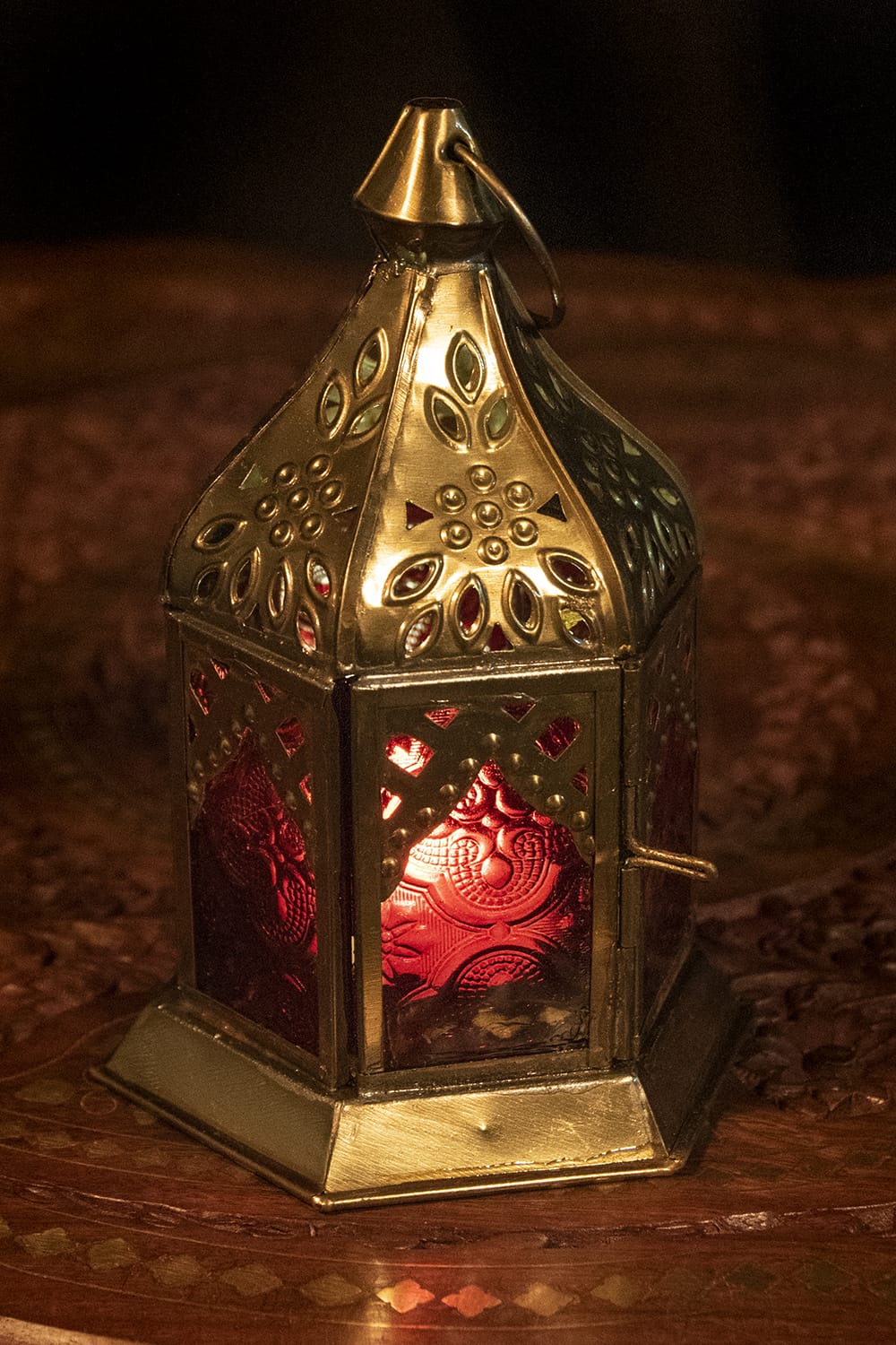 モロッコスタイルの透かし彫りLEDキャンドルランタン〔ロウソク風LEDキャンドル付き〕 〔レッド〕約15.5×9.5cm の通販 