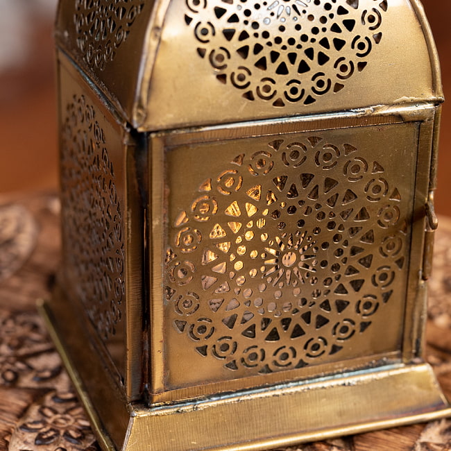モロッコスタイルの透かし彫りLEDキャンドルランタン【ロウソク風LEDキャンドル付き】〔クリア〕約15.5cm×約8.1cm 6 - きれいなガラスがキャンドルの光を通します。
