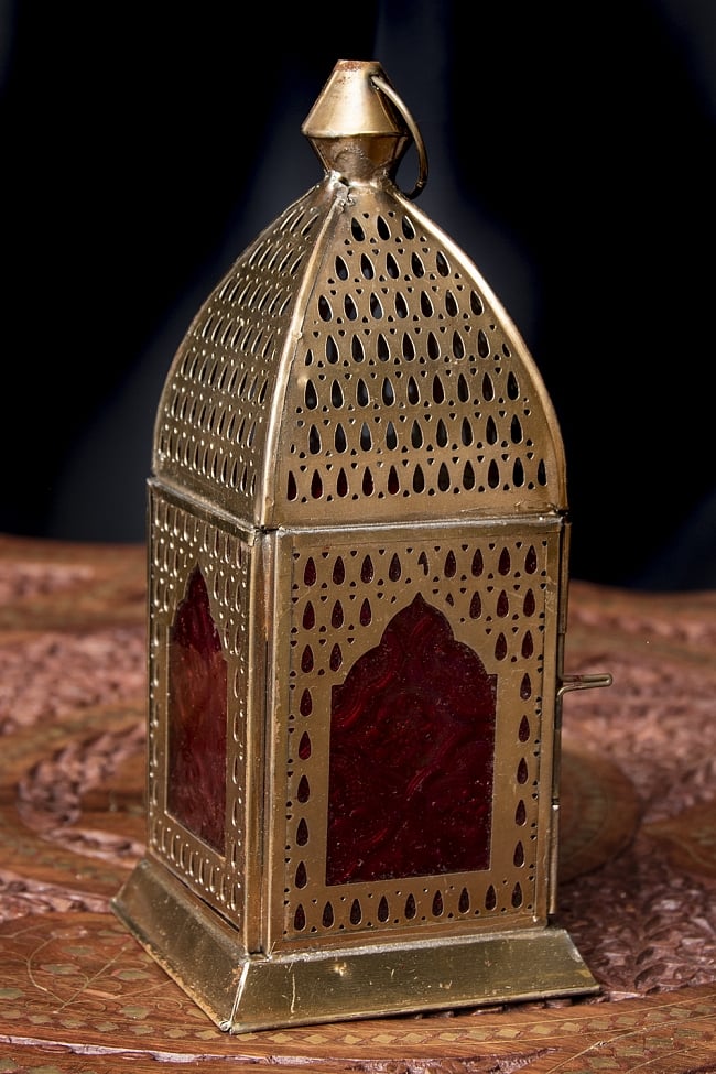 モロッコスタイルの透かし彫りLEDキャンドルランタン〔ロウソク風LEDキャンドル付き〕 - 〔レッド〕約21.5×13cm 3 - 明るい部屋で見てみました。キャンドルを灯していなくても可愛いですね！