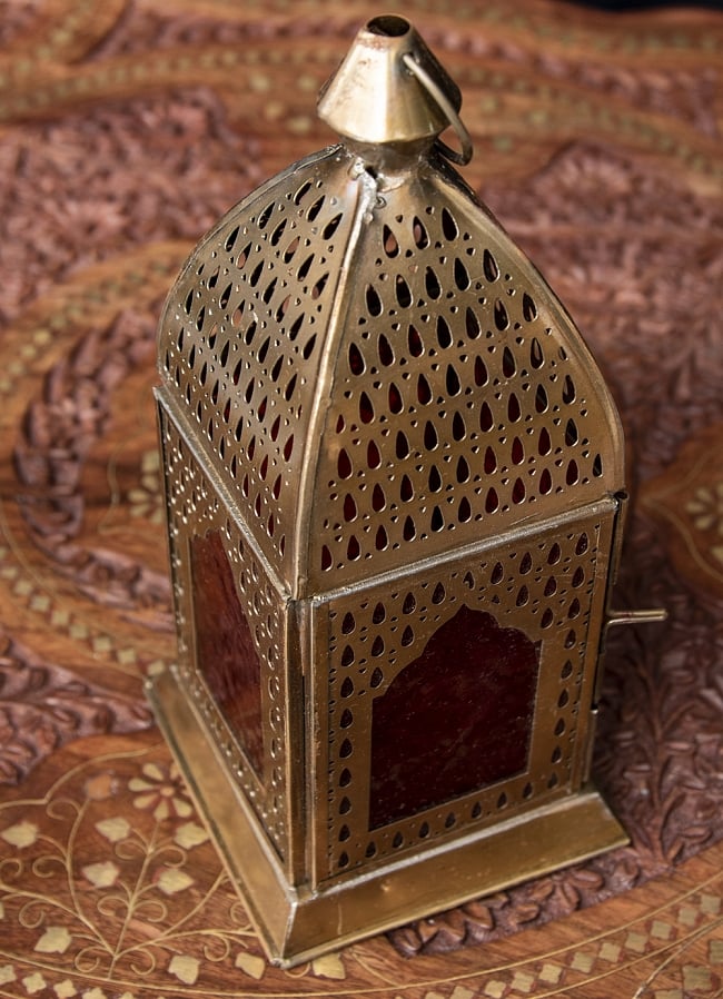 モロッコスタイルの透かし彫りLEDキャンドルランタン〔ロウソク風LEDキャンドル付き〕 - 〔レッド〕約21.5×13cm 4 - 模様の付いた色とりどりのガラスが嵌め込まれていて、とても雰囲気があります。
