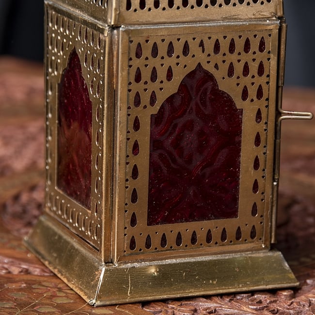 モロッコスタイルの透かし彫りLEDキャンドルランタン〔ロウソク風LEDキャンドル付き〕 - 〔レッド〕約21.5×13cm 6 - きれいなガラスがキャンドルの光を通します。