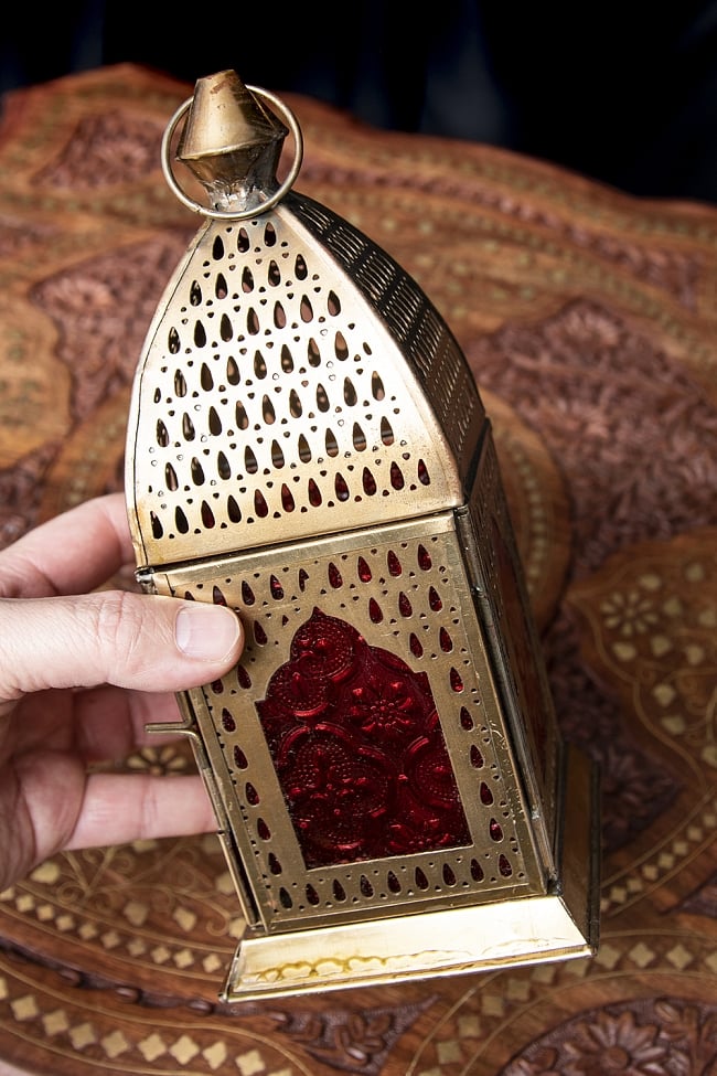 モロッコスタイルの透かし彫りLEDキャンドルランタン〔ロウソク風LEDキャンドル付き〕 - 〔レッド〕約21.5×13cm 9 - サイズ比較のため手に持ってみました。