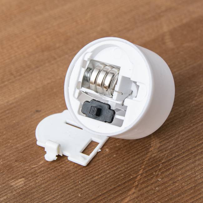 ゆらめく灯火 ロウソク風LEDキャンドルライト ホワイトタイプ 4 - ボタン電池も付属します。交換可能なので電池をかえれば何回も使用可能です。裏面にON-OFFのスイッチが付いています。