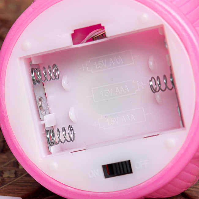 ゆらめく睡蓮の灯り 　ロウソク風LEDロータスキャンドルライト〔7cm×8cm〕 - ピンク 13 - 電池の向きを支持する表示が、逆になっている場合がございます。バネの方がマイナス側で入れてください。
