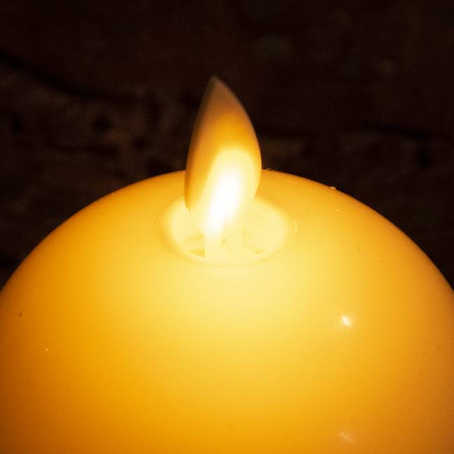 本物のロウで作られた　ゆらめく灯火 ロウソク風LEDキャンドルライト  〔7cm×8.5cm〕 6 - ゆらゆら揺れて本物の炎のようです。