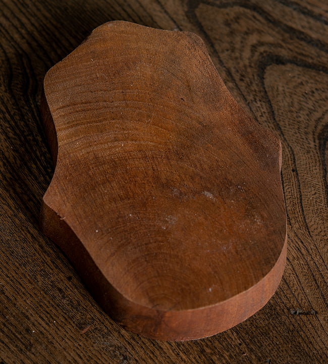 ウッドブロックのキャンドルホルダー - ハムサ 7 - 裏面を見てみました。非常に硬い木を彫り込んで作られています。