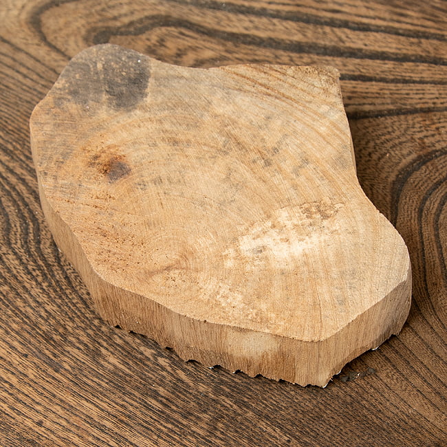 ウッドブロックのキャンドルホルダー - ボタニカル 7 - 裏面を見てみました。非常に硬い木を彫り込んで作られています。