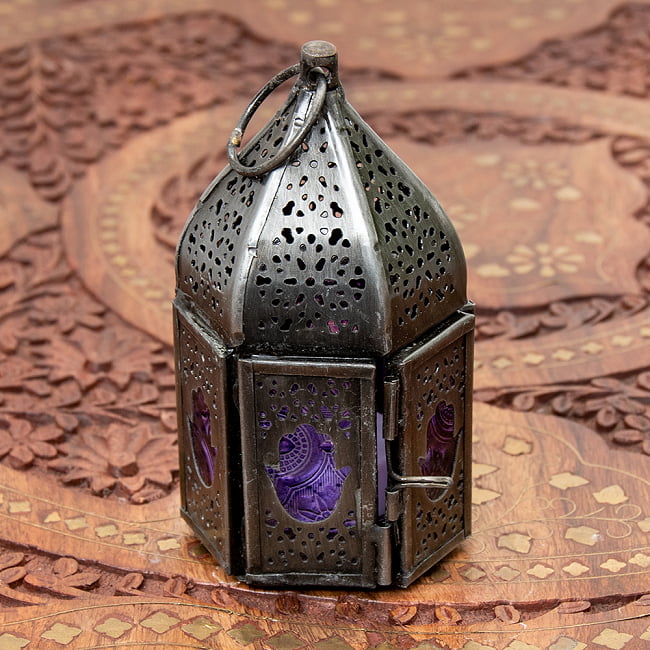モロッコスタイルの透かし彫りLEDキャンドルランタン〔ロウソク風LEDキャンドル付き〕 - ハムサ 約11cm×6cm 3 - 明るい部屋で見てみました。キャンドルを灯していなくても可愛いですね！
