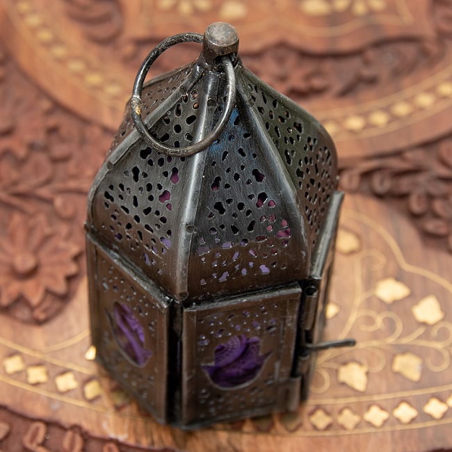 モロッコスタイルの透かし彫りLEDキャンドルランタン〔ロウソク風LEDキャンドル付き〕 - ハムサ 約11cm×6cm 4 - 模様の付いた色とりどりのガラスが嵌め込まれていて、とても雰囲気があります。