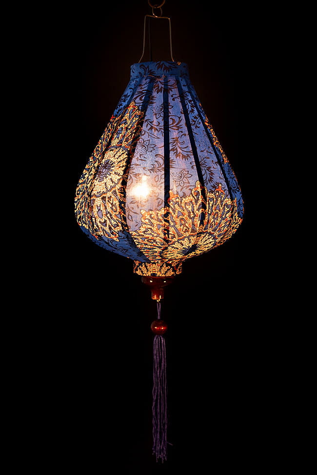 華やかな柄入り　ベトナム伝統のホイアン・ランタン〔提灯〕 - ティアドロップ〔マンダラ模様〕 2 - 点灯してみました。アジアンなムードたっぷりのランタンです。