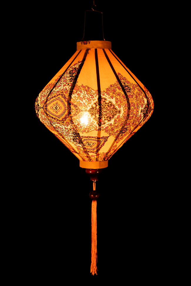 華やかな柄入り　ベトナム伝統のホイアン・ランタン〔提灯〕 - ダイヤ型〔アラベスク模様〕 2 - 点灯してみました。アジアンなムードたっぷりのランタンです。