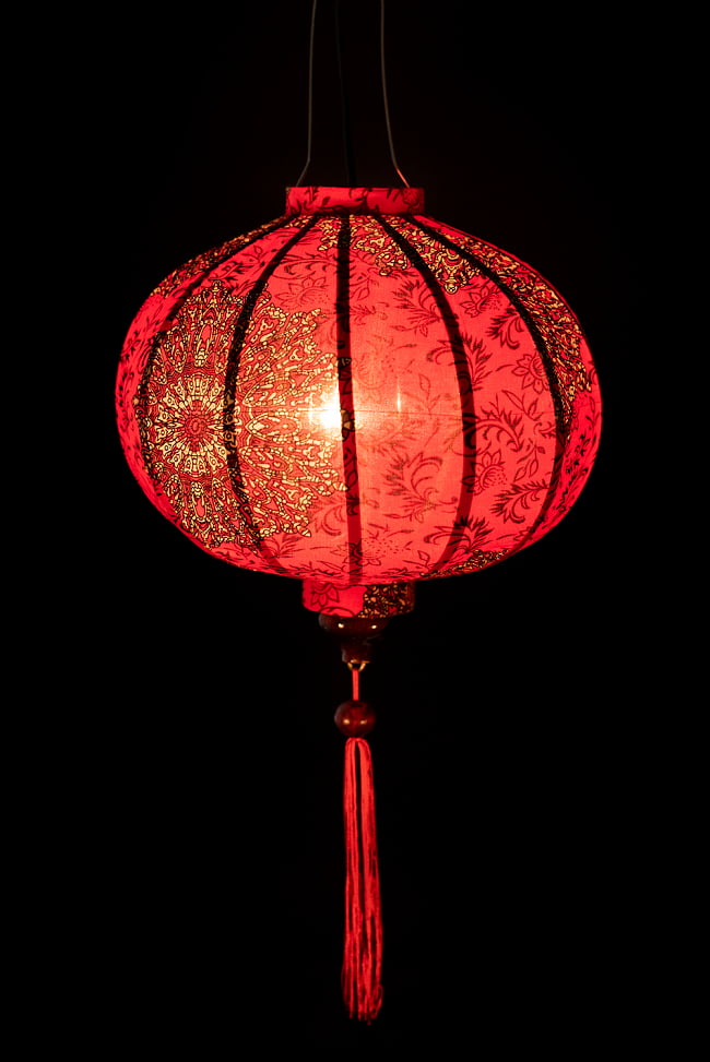 華やかな柄入り　ベトナム伝統のホイアン・ランタン〔提灯〕 - 丸型〔マンダラ模様〕 2 - 点灯してみました。アジアンなムードたっぷりのランタンです。