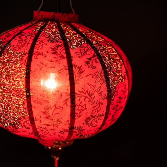 華やかな柄入り　ベトナム伝統のホイアン・ランタン〔提灯〕 - 丸型〔マンダラ模様〕 4 - 拡大したところです