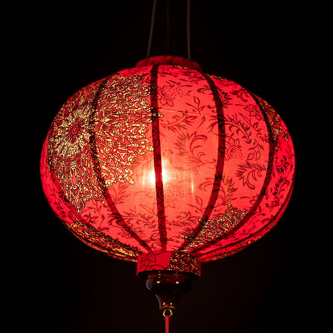 華やかな柄入り　ベトナム伝統のホイアン・ランタン〔提灯〕 - 丸型〔マンダラ模様〕 5 - 角度を変えてみてみました。