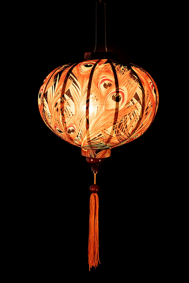 華やかな柄入り　ベトナム伝統のホイアン・ランタン〔提灯〕 - 丸型〔孔雀模様〕 2 - 点灯してみました。アジアンなムードたっぷりのランタンです。