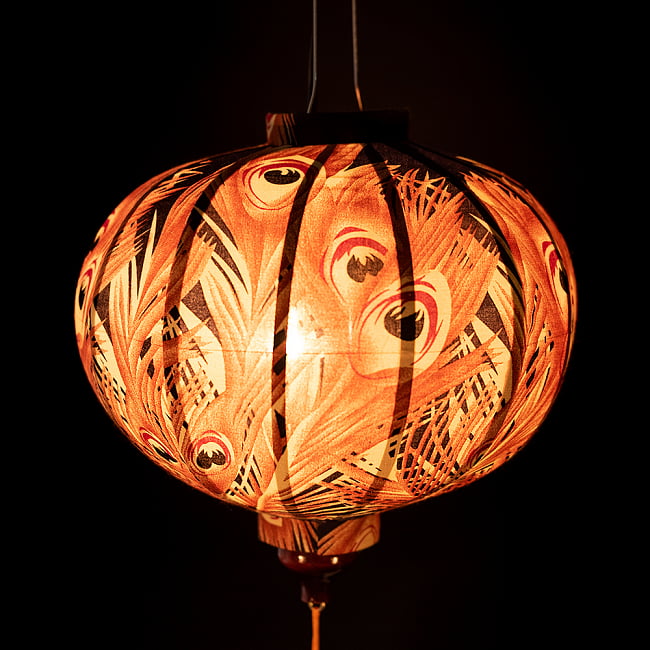 華やかな柄入り　ベトナム伝統のホイアン・ランタン〔提灯〕 - 丸型〔孔雀模様〕 3 - 幻想的な趣がありますね。