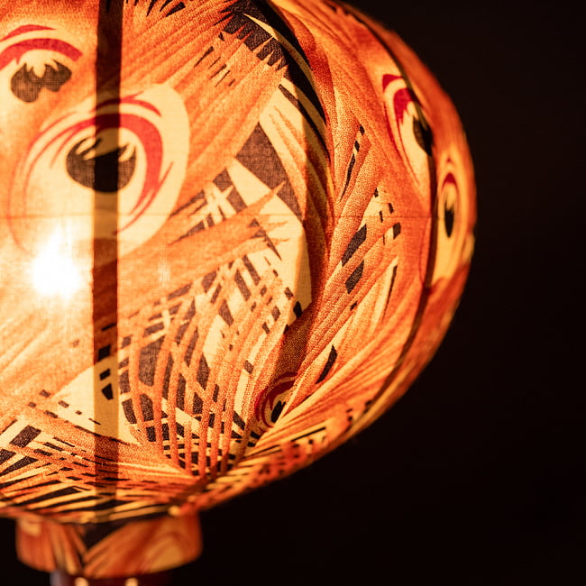華やかな柄入り　ベトナム伝統のホイアン・ランタン〔提灯〕 - 丸型〔孔雀模様〕 4 - 拡大したところです