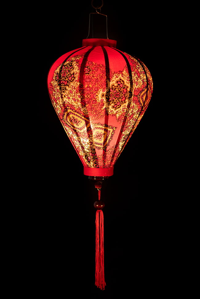 華やかな柄入り　ベトナム伝統のホイアン・ランタン〔提灯〕 - ほおずき型〔アラベスク模様〕 2 - 点灯してみました。アジアンなムードたっぷりのランタンです。
