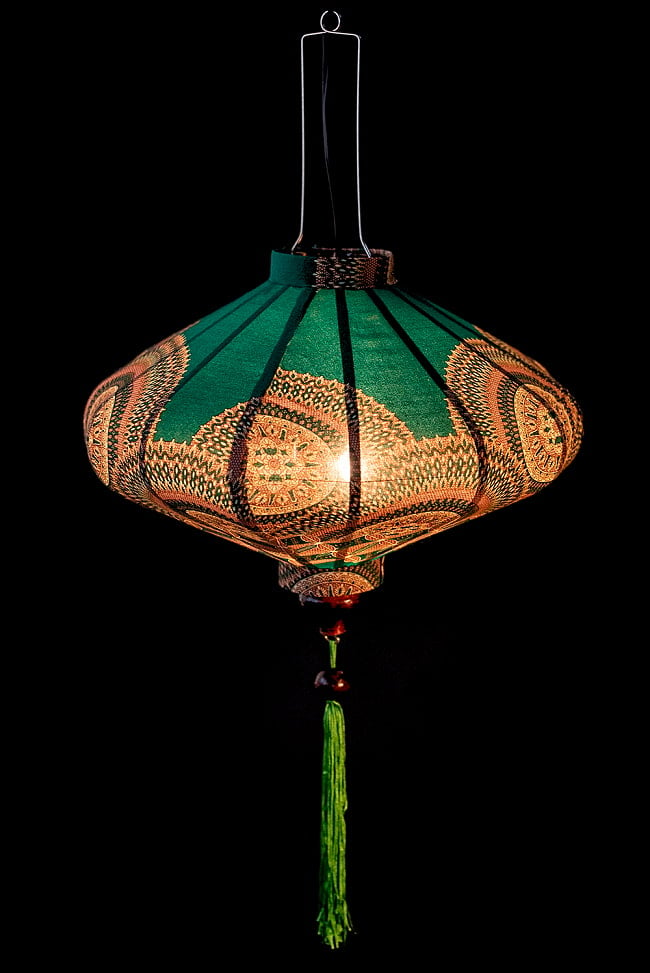 華やかな柄入り　ベトナム伝統のホイアン・ランタン〔提灯〕 - 薄ひし形〔マンダラ模様〕 2 - 点灯してみました。アジアンなムードたっぷりのランタンです。