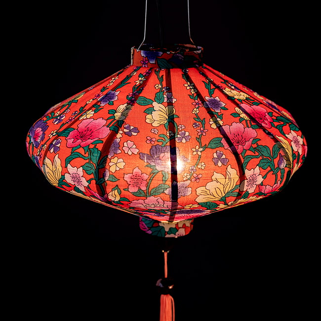 華やかな柄入り　ベトナム伝統のホイアン・ランタン〔提灯〕 - 薄ひし形〔更紗模様〕 3 - 幻想的な趣がありますね。