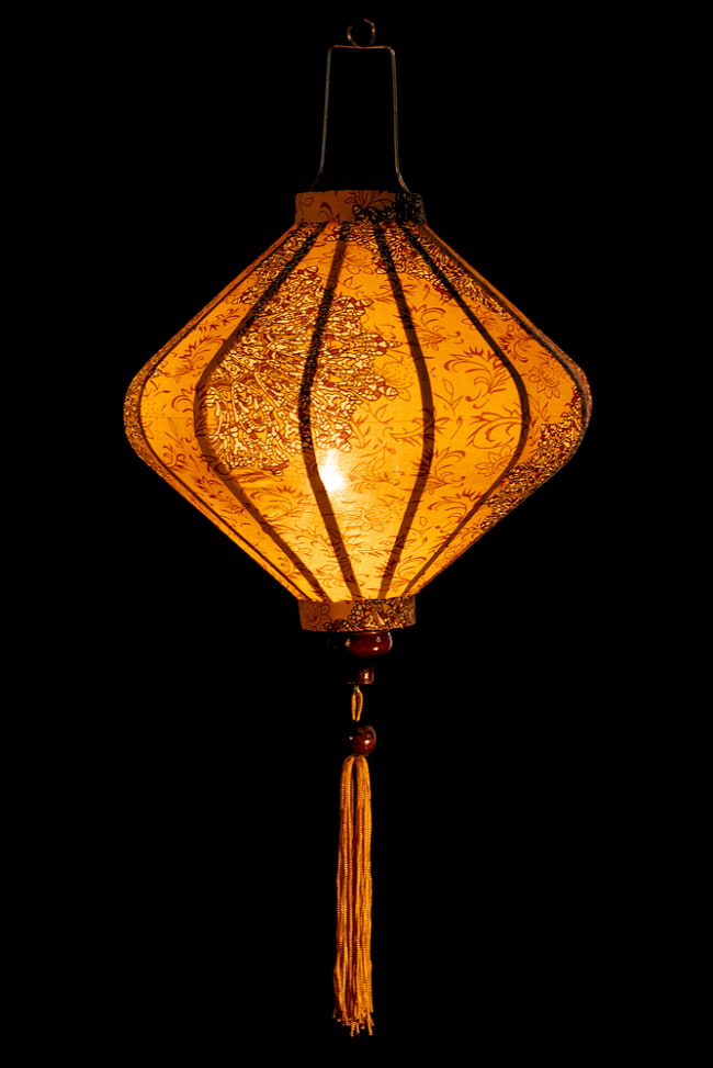 華やかな柄入り　ベトナム伝統のホイアン・ランタン(提灯) - ダイヤ型〔マンダラ模様〕 2 - 点灯してみました。アジアンなムードたっぷりのランタンです。