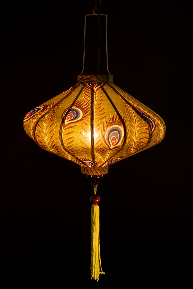 華やかな柄入り　ベトナム伝統のホイアン・ランタン(提灯) - 薄ひし形〔孔雀模様〕 2 - 点灯してみました。アジアンなムードたっぷりのランタンです。