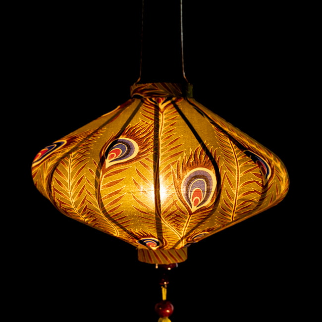 華やかな柄入り　ベトナム伝統のホイアン・ランタン(提灯) - 薄ひし形〔孔雀模様〕 3 - 幻想的な趣がありますね。