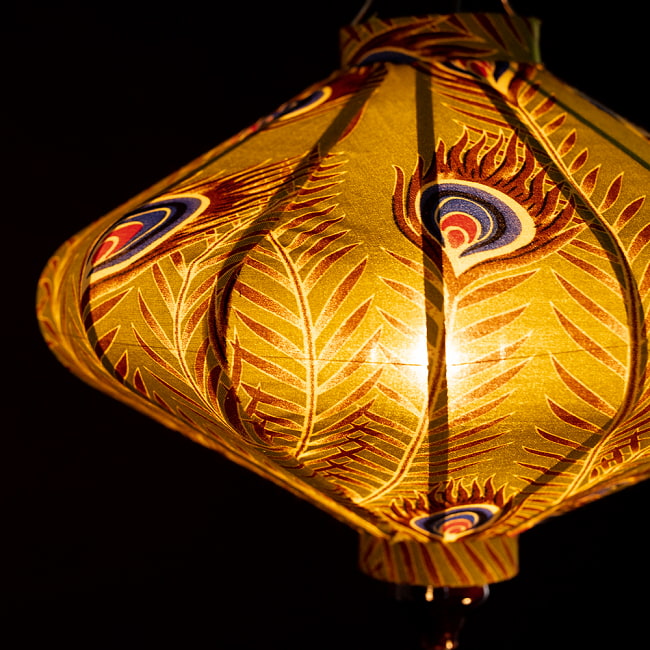 華やかな柄入り　ベトナム伝統のホイアン・ランタン(提灯) - 薄ひし形〔孔雀模様〕 4 - 拡大したところです