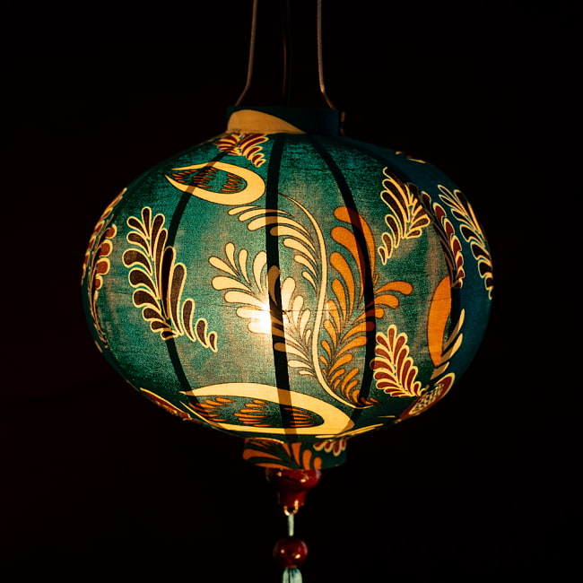 華やかな柄入り　ベトナム伝統のホイアン・ランタン(提灯) - 丸型〔更紗模様〕 3 - 幻想的な趣がありますね。