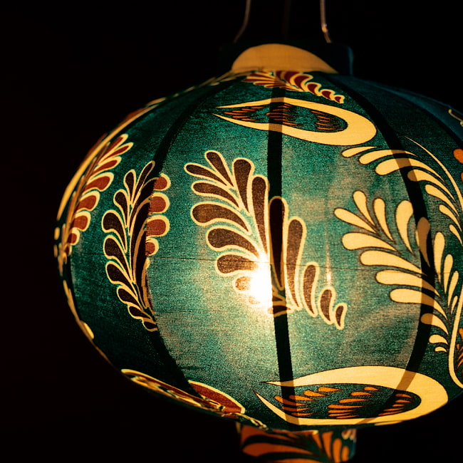 華やかな柄入り　ベトナム伝統のホイアン・ランタン(提灯) - 丸型〔更紗模様〕 4 - 拡大したところです