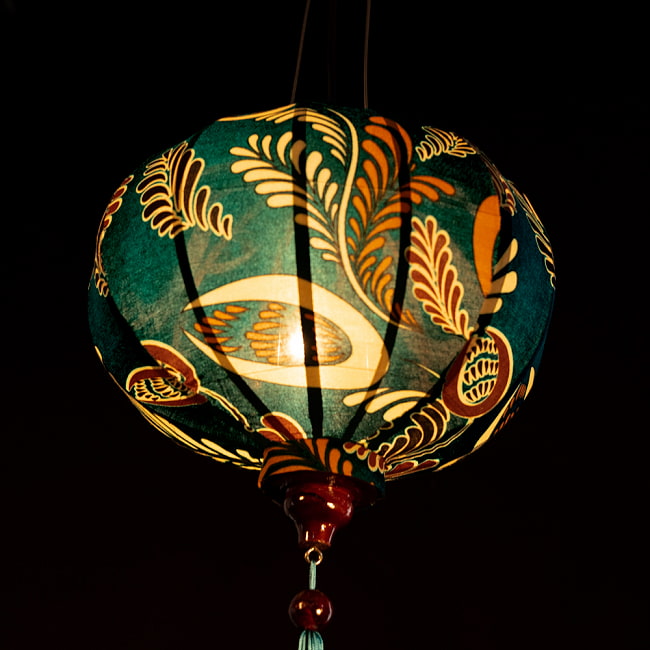 華やかな柄入り　ベトナム伝統のホイアン・ランタン(提灯) - 丸型〔更紗模様〕 5 - 角度を変えてみてみました。