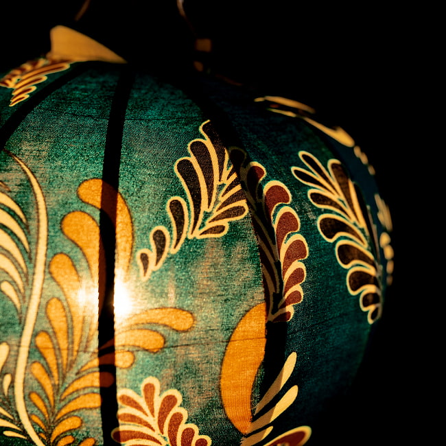 華やかな柄入り　ベトナム伝統のホイアン・ランタン(提灯) - 丸型〔更紗模様〕 7 - 柄入りなので雰囲気があります