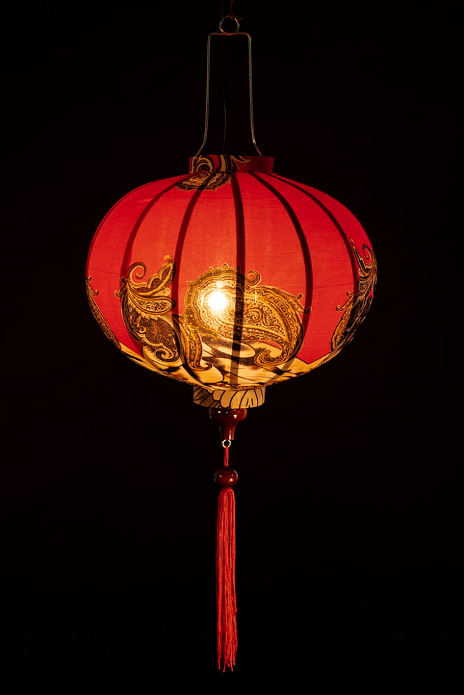 華やかな柄入り　ベトナム伝統のホイアン・ランタン(提灯) - 丸型〔ペイズリー模様〕 2 - 点灯してみました。アジアンなムードたっぷりのランタンです。