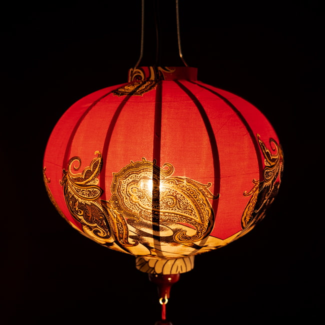 華やかな柄入り　ベトナム伝統のホイアン・ランタン(提灯) - 丸型〔ペイズリー模様〕 3 - 幻想的な趣がありますね。