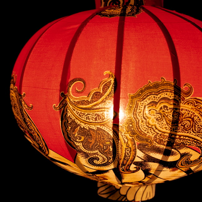 華やかな柄入り　ベトナム伝統のホイアン・ランタン(提灯) - 丸型〔ペイズリー模様〕 4 - 拡大したところです