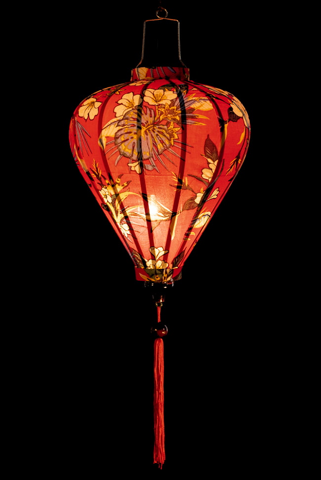 華やかな柄入り　ベトナム伝統のホイアン・ランタン(提灯) -  ほおずき型〔トロピカル模様〕 2 - 点灯してみました。アジアンなムードたっぷりのランタンです。