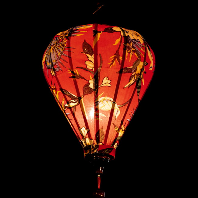 華やかな柄入り　ベトナム伝統のホイアン・ランタン(提灯) -  ほおずき型〔トロピカル模様〕 5 - 角度を変えてみてみました。