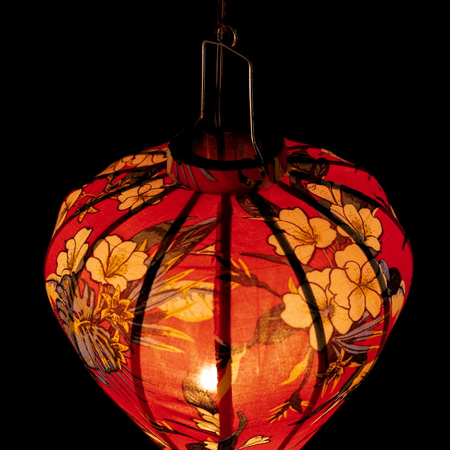 華やかな柄入り　ベトナム伝統のホイアン・ランタン(提灯) -  ほおずき型〔トロピカル模様〕 6 - 上からの写真です
