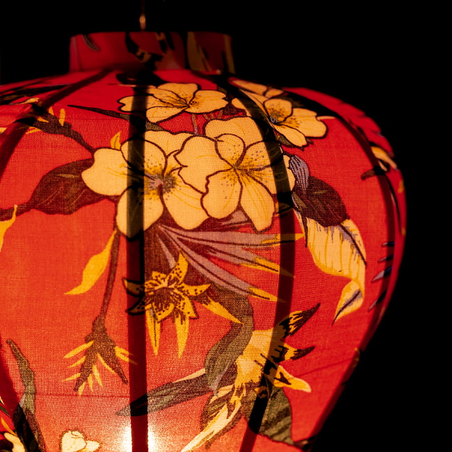 華やかな柄入り　ベトナム伝統のホイアン・ランタン(提灯) -  ほおずき型〔トロピカル模様〕 7 - 柄入りなので雰囲気があります