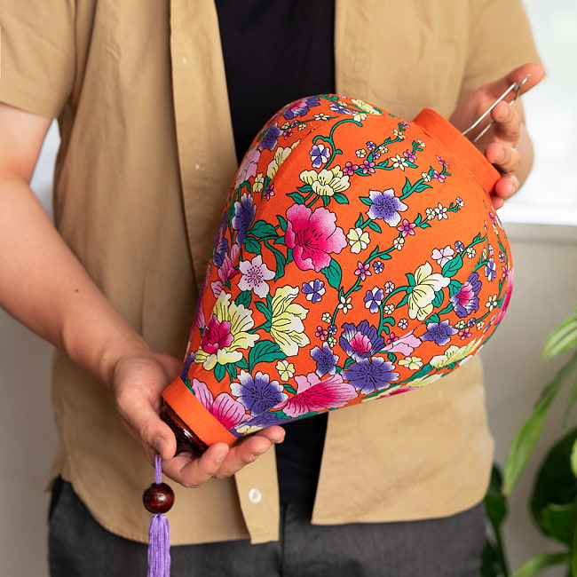 華やかな柄入り ベトナム伝統のホイアン・ランタン(提灯) - ほおずき型〔レトロ花模様〕 13 - このくらいのサイズ感になります(以下、同ジャンル品の写真です。)