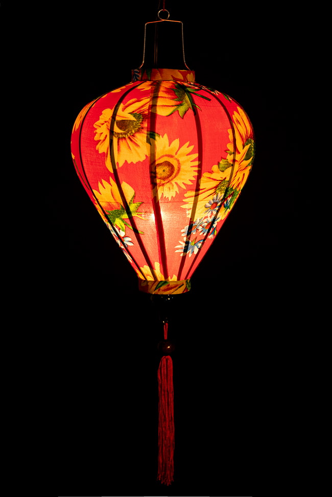 華やかな柄入り　ベトナム伝統のホイアン・ランタン(提灯) -  ほおずき型〔レトロ花模様〕 2 - 点灯してみました。アジアンなムードたっぷりのランタンです。