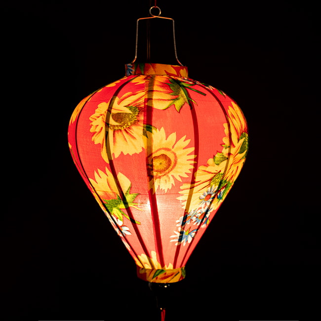 華やかな柄入り　ベトナム伝統のホイアン・ランタン(提灯) -  ほおずき型〔レトロ花模様〕 3 - 幻想的な趣がありますね。