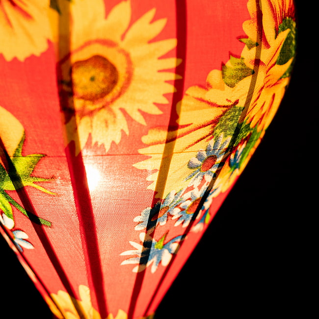 華やかな柄入り　ベトナム伝統のホイアン・ランタン(提灯) -  ほおずき型〔レトロ花模様〕 4 - 拡大したところです