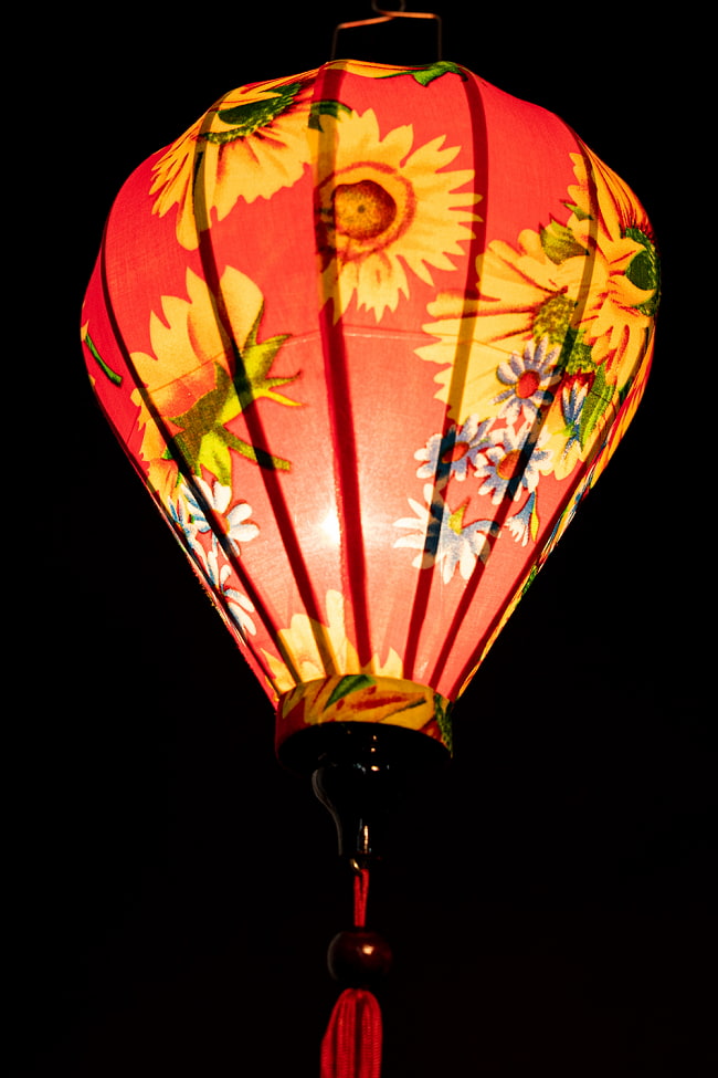 華やかな柄入り　ベトナム伝統のホイアン・ランタン(提灯) -  ほおずき型〔レトロ花模様〕 5 - 角度を変えてみてみました。