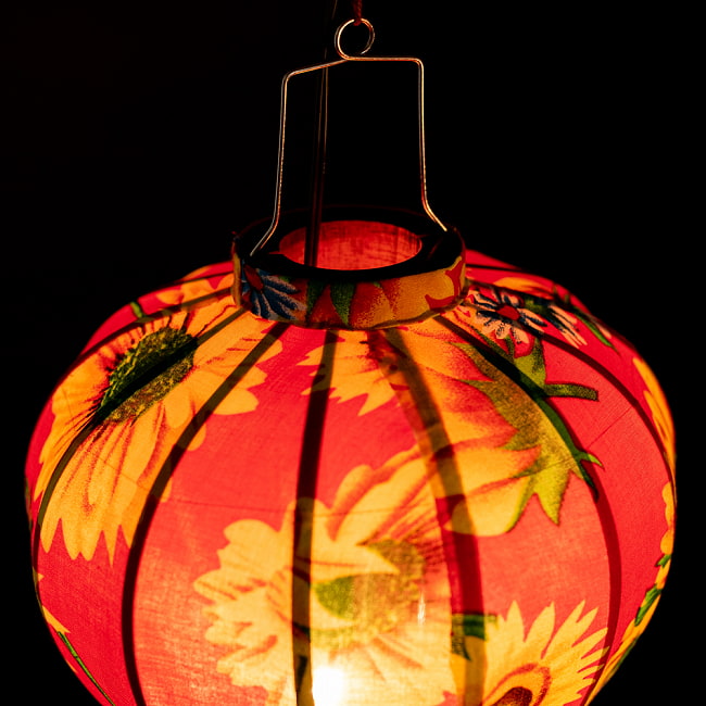 華やかな柄入り　ベトナム伝統のホイアン・ランタン(提灯) -  ほおずき型〔レトロ花模様〕 6 - 上からの写真です