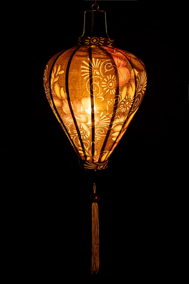 華やかな柄入り　ベトナム伝統のホイアン・ランタン(提灯) -  ほおずき型〔花模様〕 2 - 点灯してみました。アジアンなムードたっぷりのランタンです。